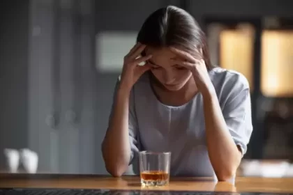 الكحول والقلق والعلاقة بينهما القلق الناجم عن الكحول المشروبات